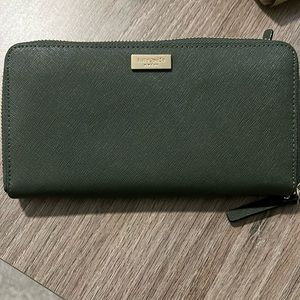 Kate spade wallet hunter green like new